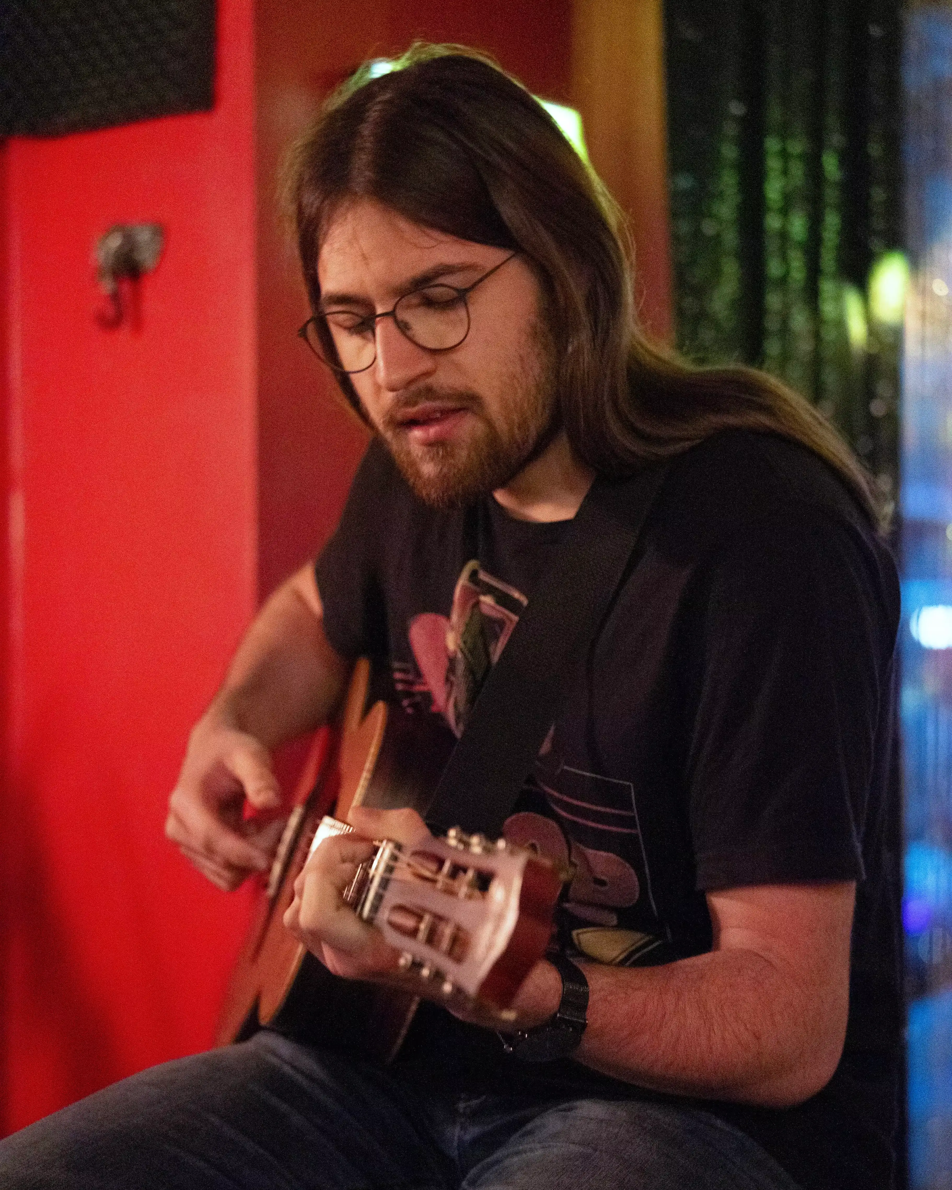 Finn Jaster spielt Gitarre