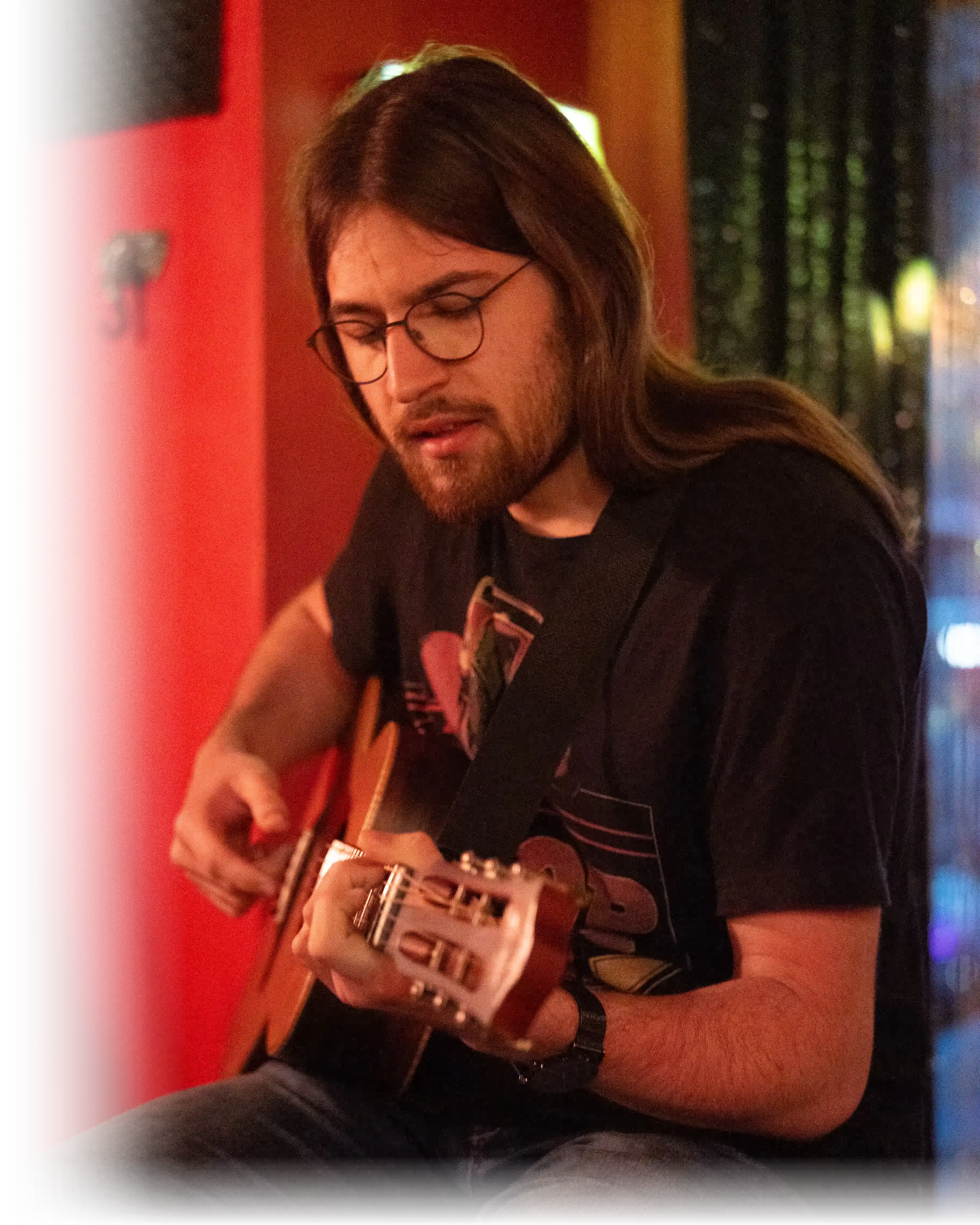 Finn Jaster spielt Gitarre